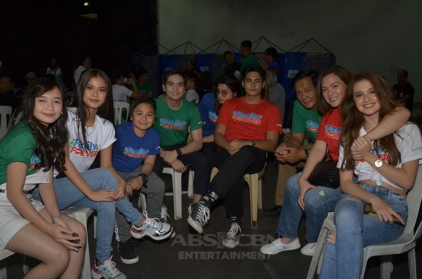 Pamilya Ko cast in Christmas station ID