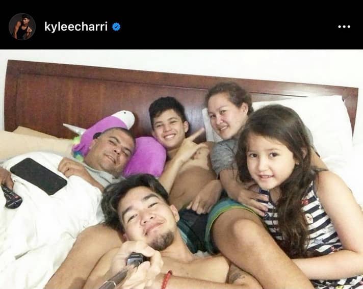 Ang mapagmahal na pamilya ni Kyle Echarri