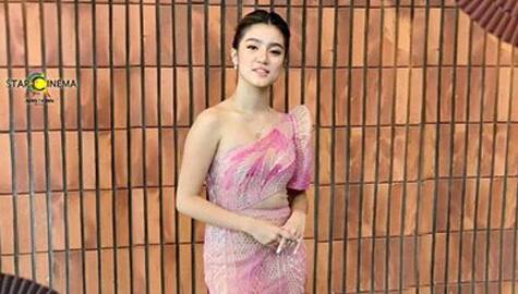 Belle receives her Outstanding Asian Star award
