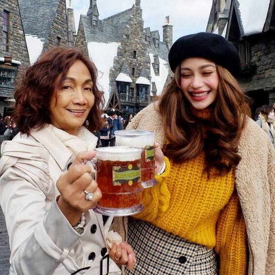 Like Mother, like daughter! Arci Muñoz with her lovely Mom