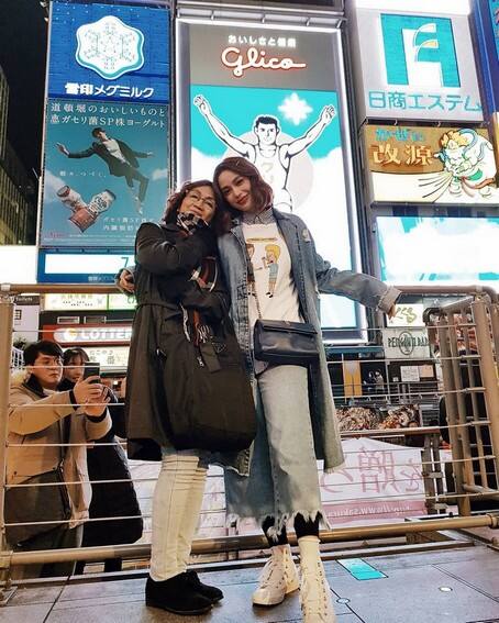 Like Mother, like daughter! Arci Muñoz with her lovely Mom