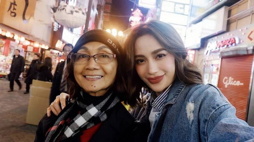 Like Mother, like daughter! Arci Muñoz with her lovely Mom