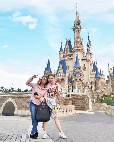 Like Mother, like daughter! Arci Muñoz with her lovely Mom