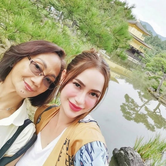 Like Mother, like daughter! Arci Muñoz with her lovely Mom