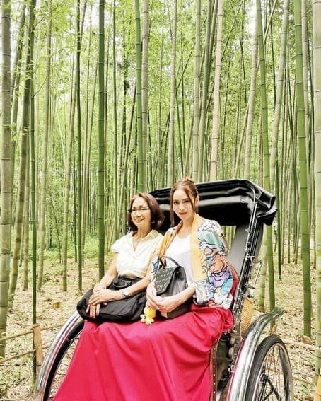 Like Mother, like daughter! Arci Muñoz with her lovely Mom