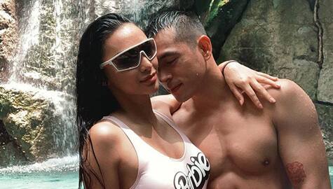 Jake Cuenca at Kylie Verzosa, sweet sa kanilang summer photo Image Thumbnail