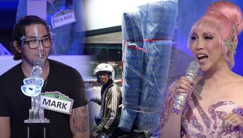 Everybody, Sing!: Delivery rider na si Mark, hindi makalimutan noong nag-deliver siya ng queen size bed gamit ang kanyang motor Image Thumbnail