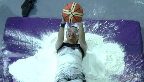 Andrea, nagsayaw ng ‘Basketball’ sa ibabaw ng kama na puno ng harina | It’s Showtime Image Thumbnail