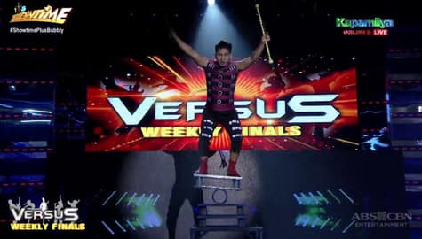 It’s Showtime: Dexter Duran a.k.a. Fish Be With You, wagi sa kanyang buwis-buhay na juggling performance sa Versus weekly finals Image Thumbnail
