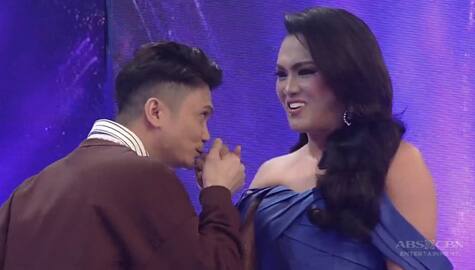 Miss Q&A Sofia, kinilig nang lapitan ni Vhong | It’s Showtime  Image Thumbnail