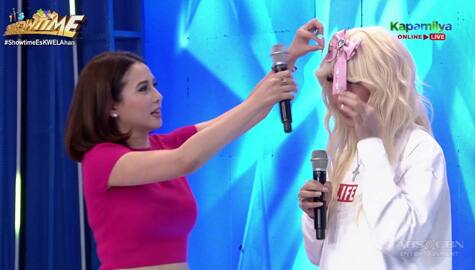 Vice Ganda, pinaglaruan ang ribbon ni Karylle | It’s Showtime Image Thumbnail